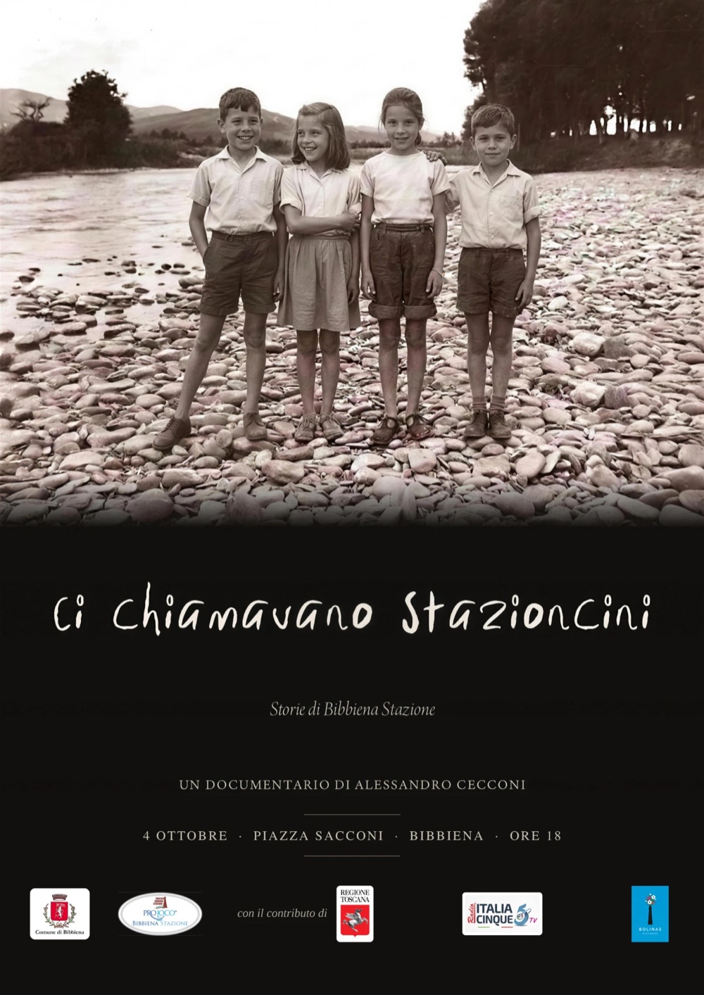 Locandina del documentario Ci chiamavano Stazioncini, storie di Bibbiena Stazione: quattro bambini su un greto di sassi, fotografia d'epoca