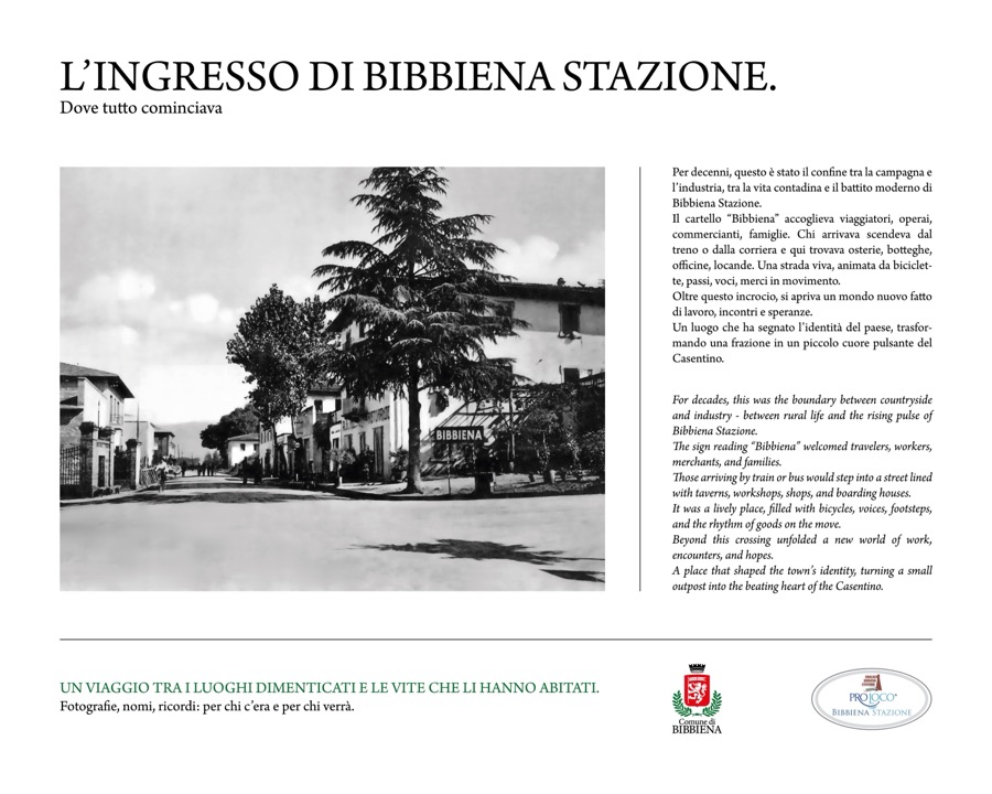 Pannello «L'ingresso di Bibbiena Stazione», Dove tutto cominciava. Fotografia d'epoca con testo in italiano e inglese e loghi del Comune di Bibbiena e della Pro Loco.