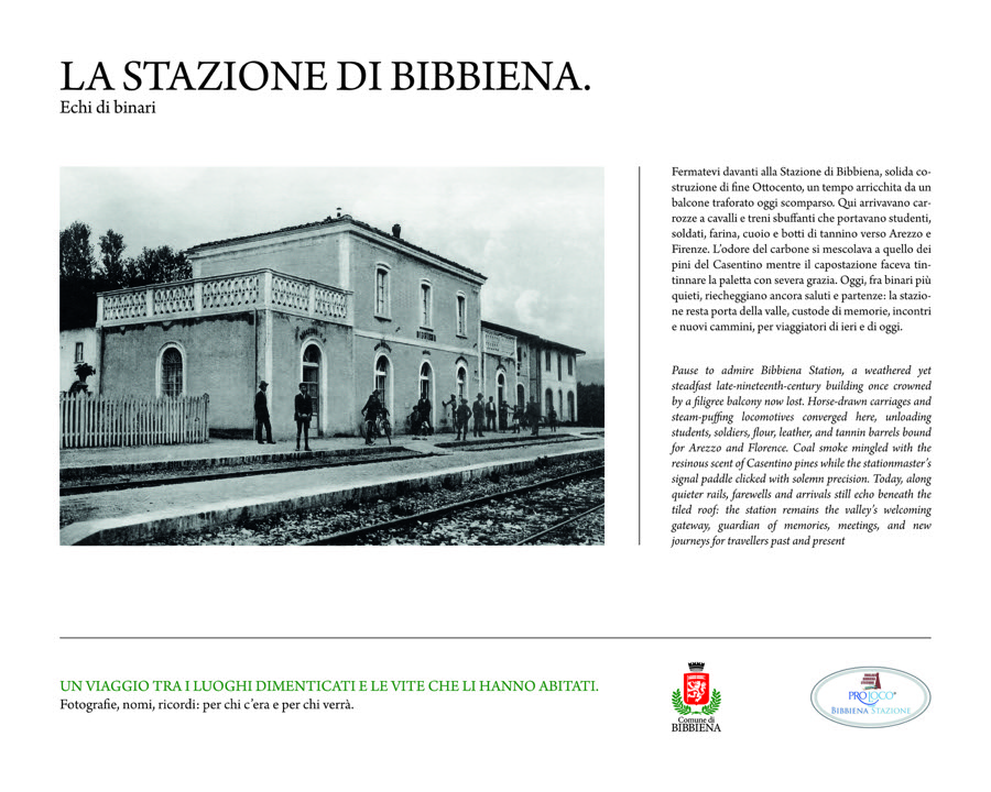 Pannello «La Stazione di Bibbiena», Echi di binari. Fotografia d'epoca con testo in italiano e inglese e loghi del Comune di Bibbiena e della Pro Loco.